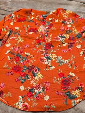 Torrid Harper Rust Orange Floral Henley Blouse Size 00 (10)